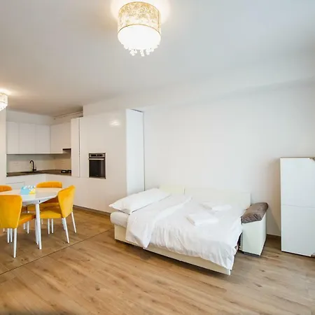 Spacious & Bright 2 Bedroom Central Apartment Oradea Exterior photo