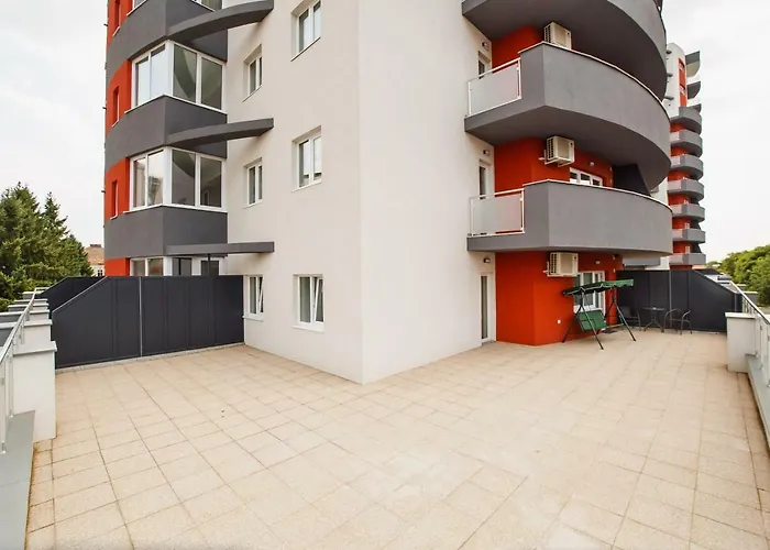 Spacious & Bright 2 Bedroom Central Apartment