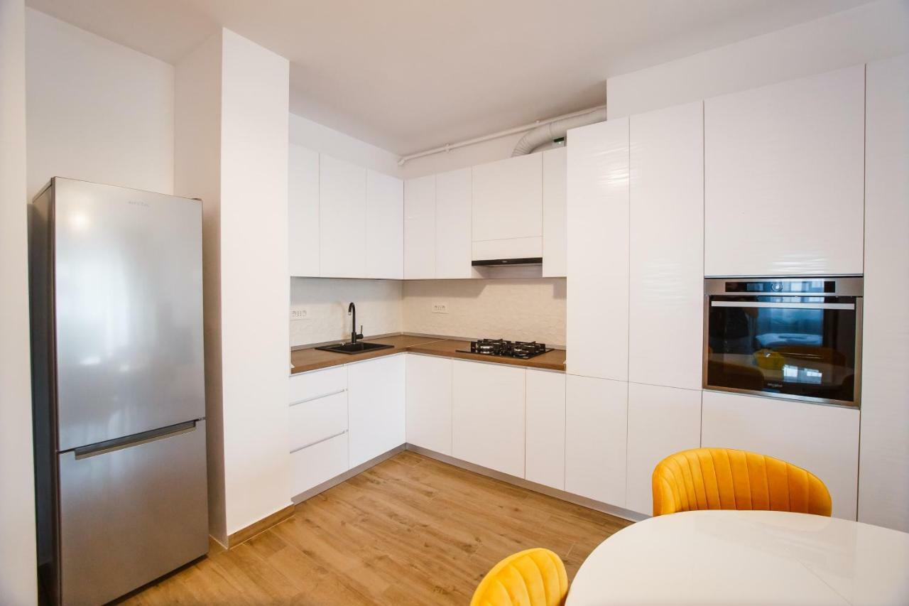 Spacious & Bright 2 Bedroom *