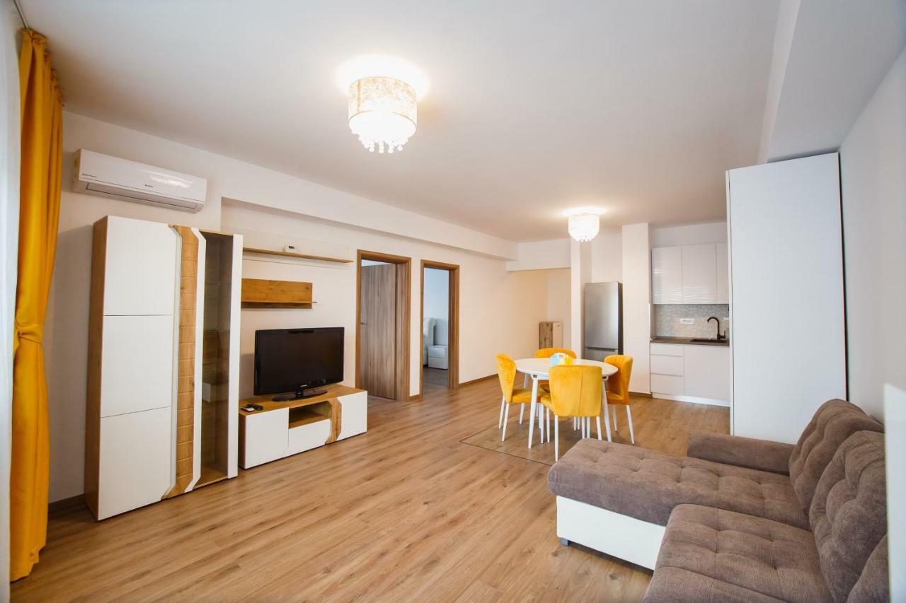 Spacious & Bright 2 Bedroom *